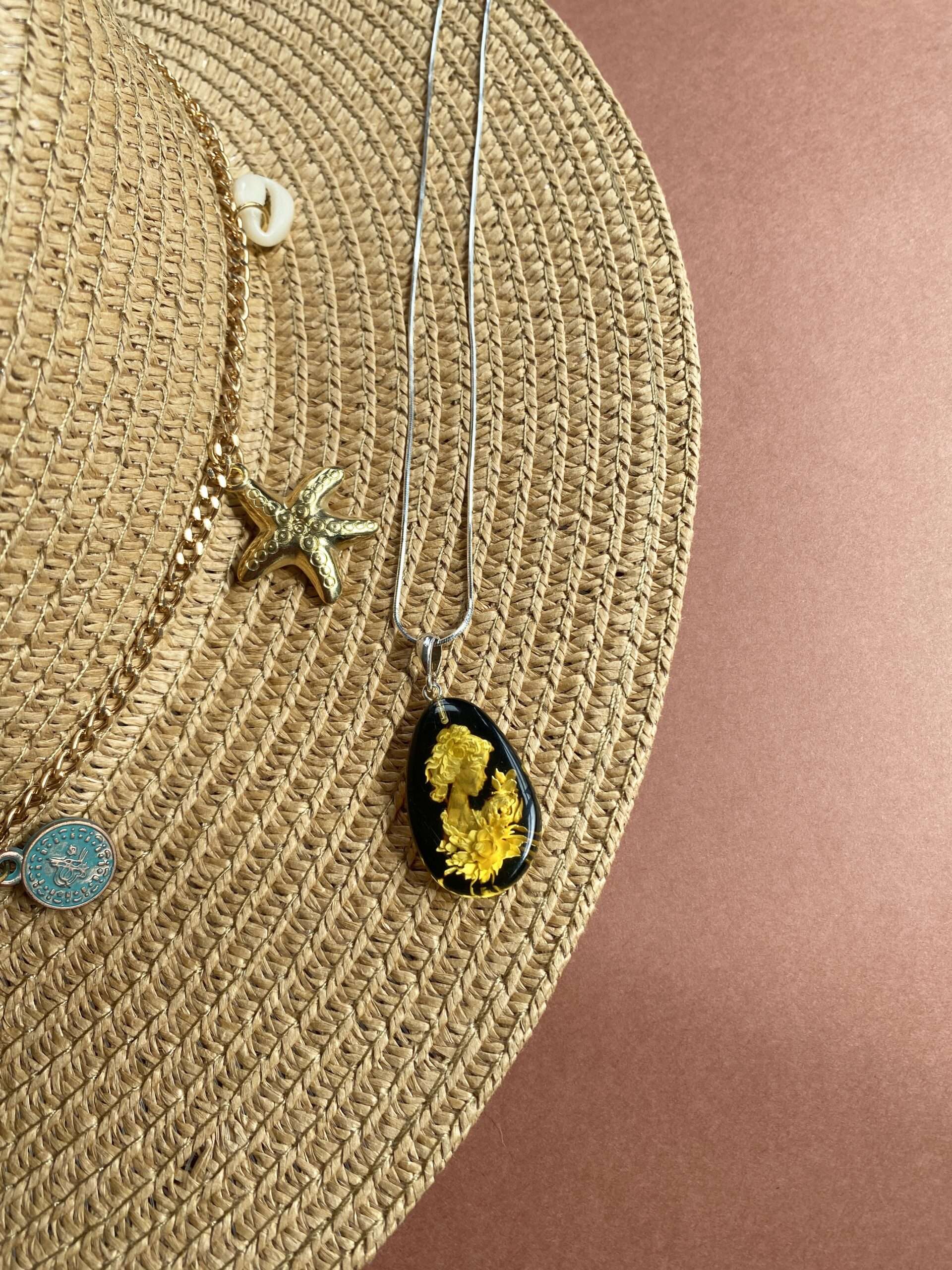 Pierścionek srebrny z bursztynem zielonym