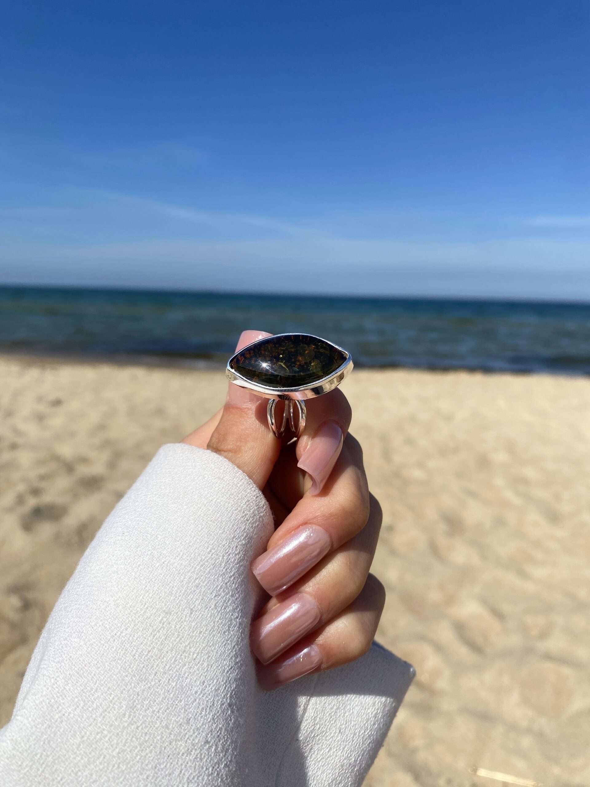 Wisiorek srebrny Serce z bursztynu