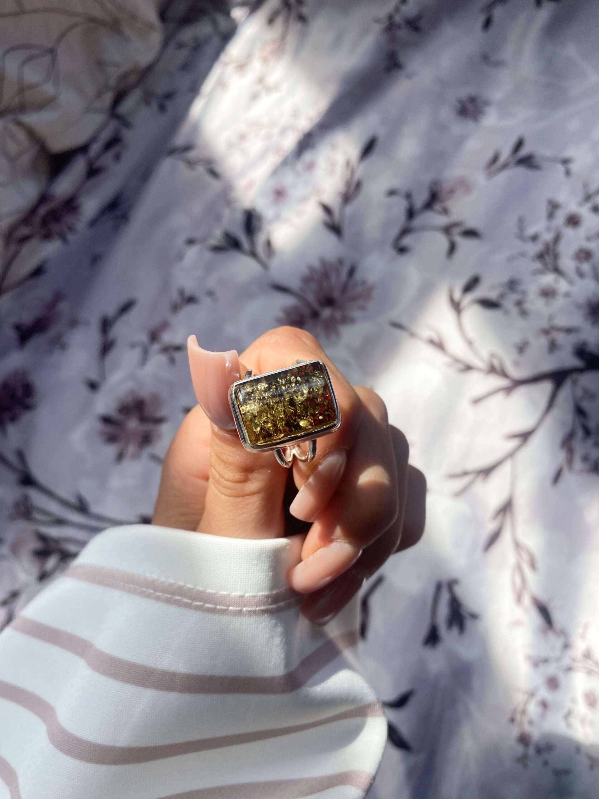 Pierścionek srebrny z bursztynem zielonym