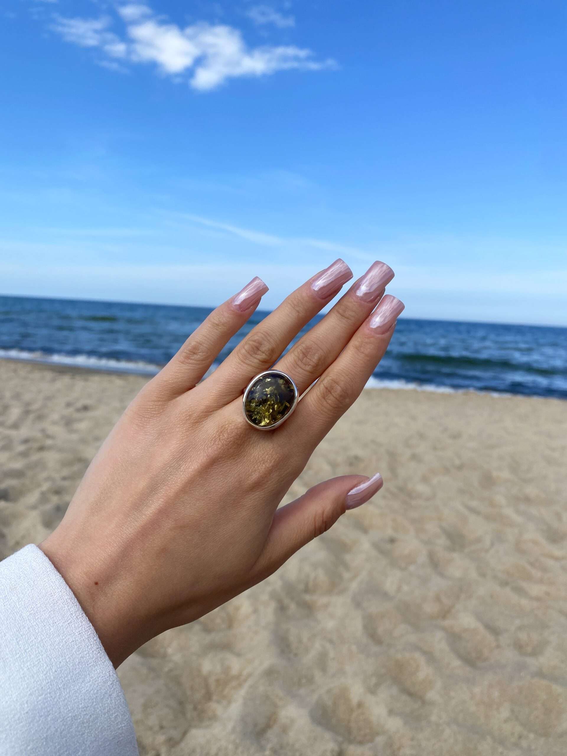 Pierścionek srebrny z bursztynem zielonym