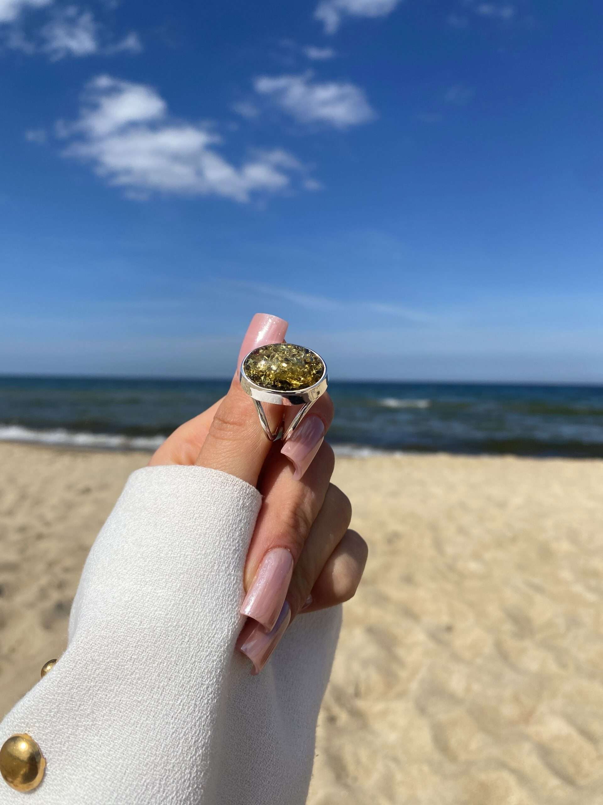 Pierścionek srebrny z bursztynem zielonym