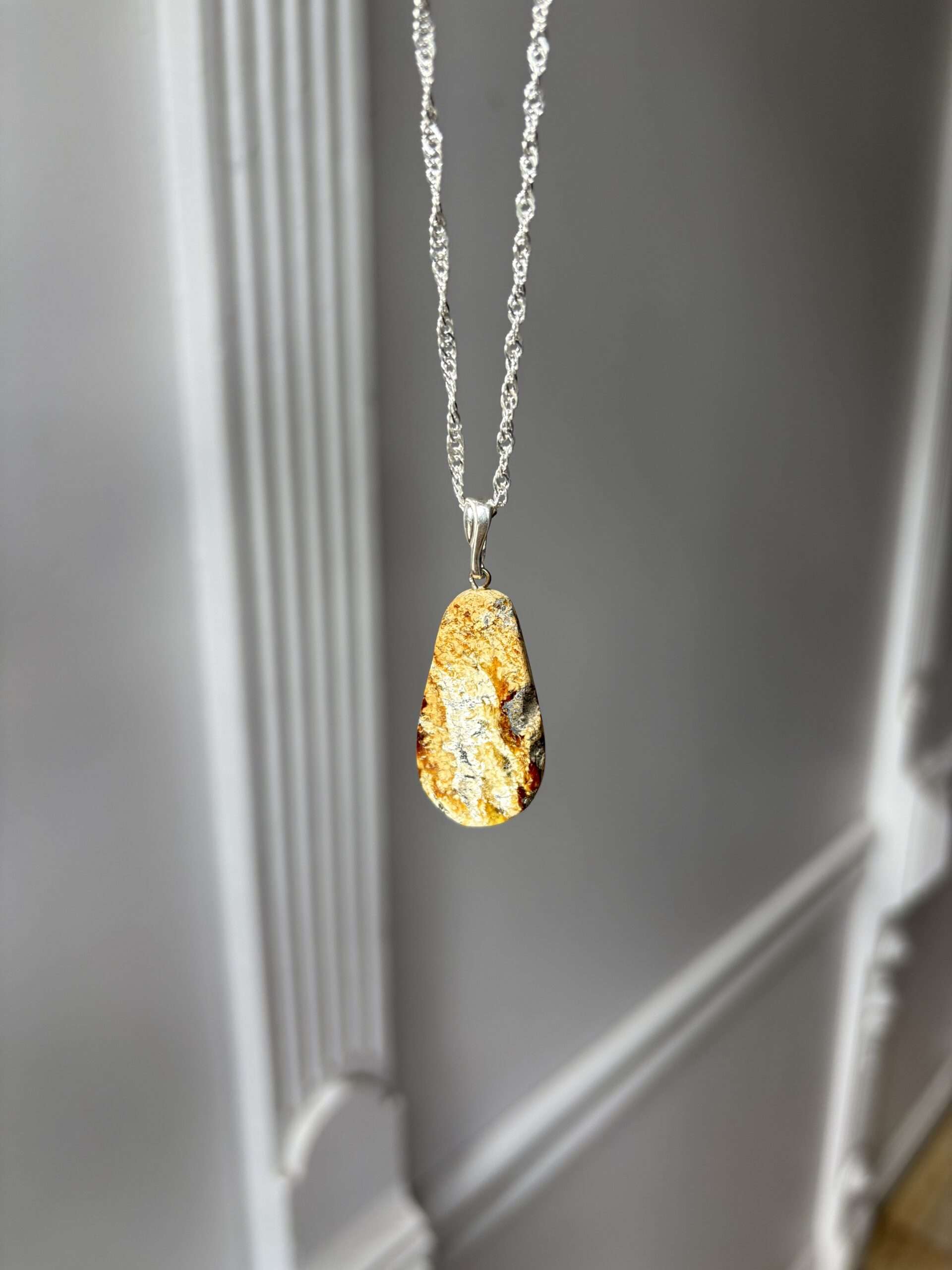 Wisiorek z naturalnym bursztynem