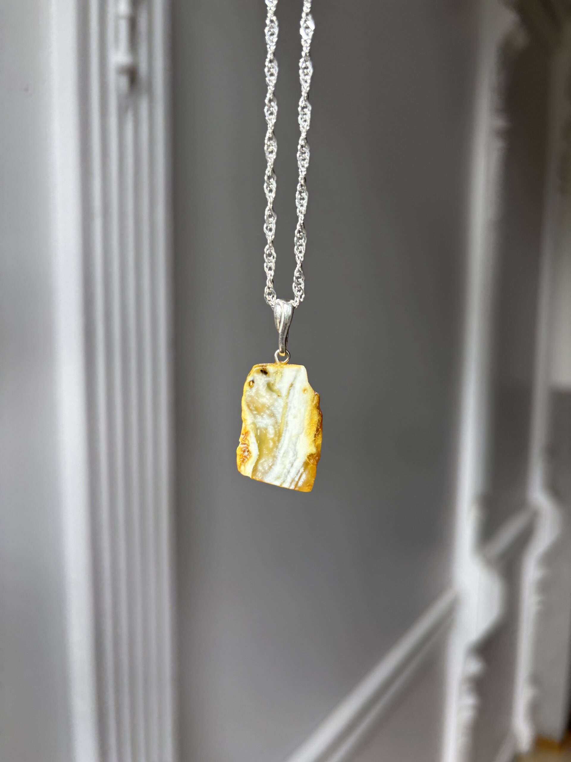 Wisiorek z naturalnym bursztynem