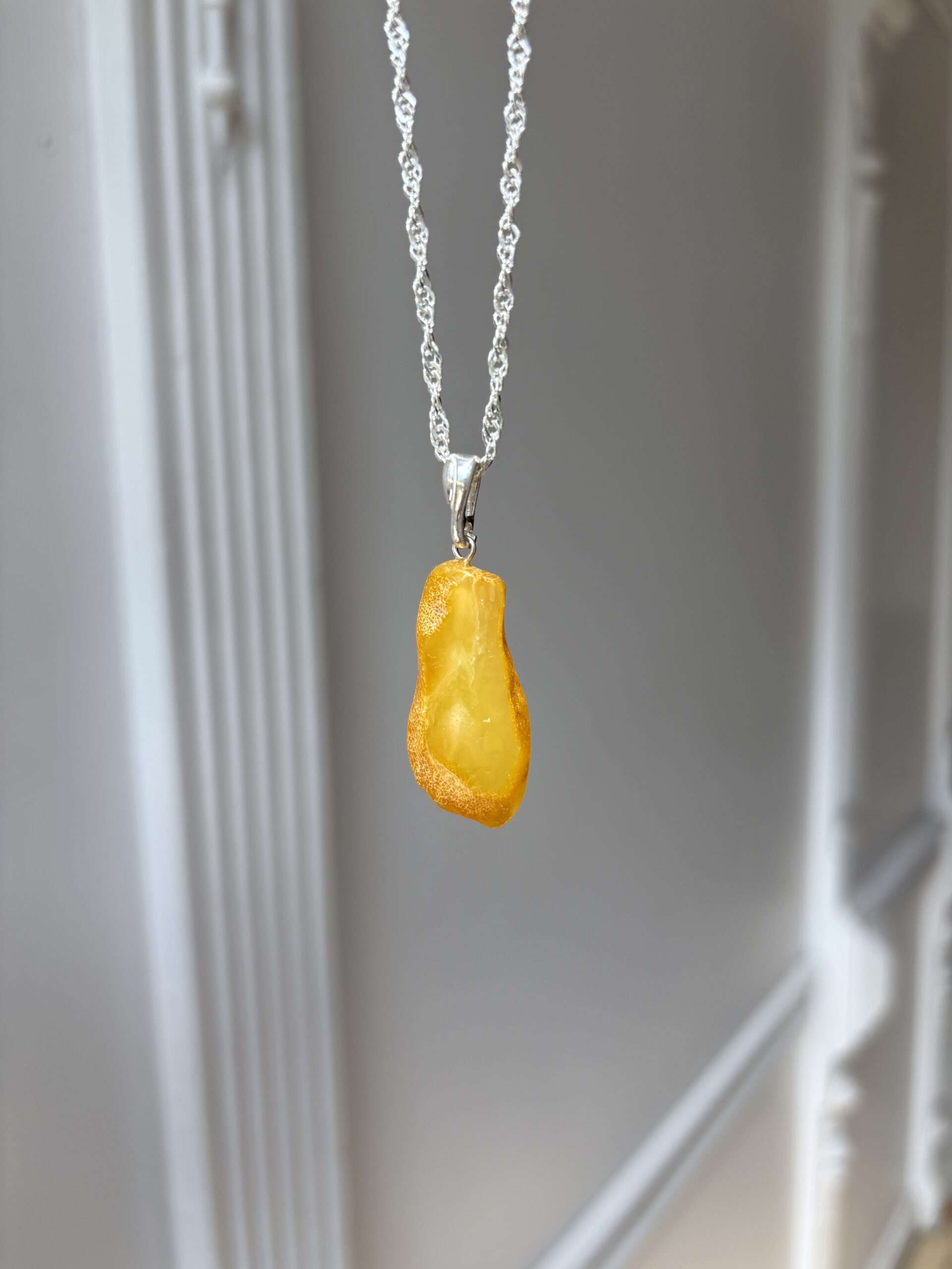 Wisiorek z naturalnym bursztynem