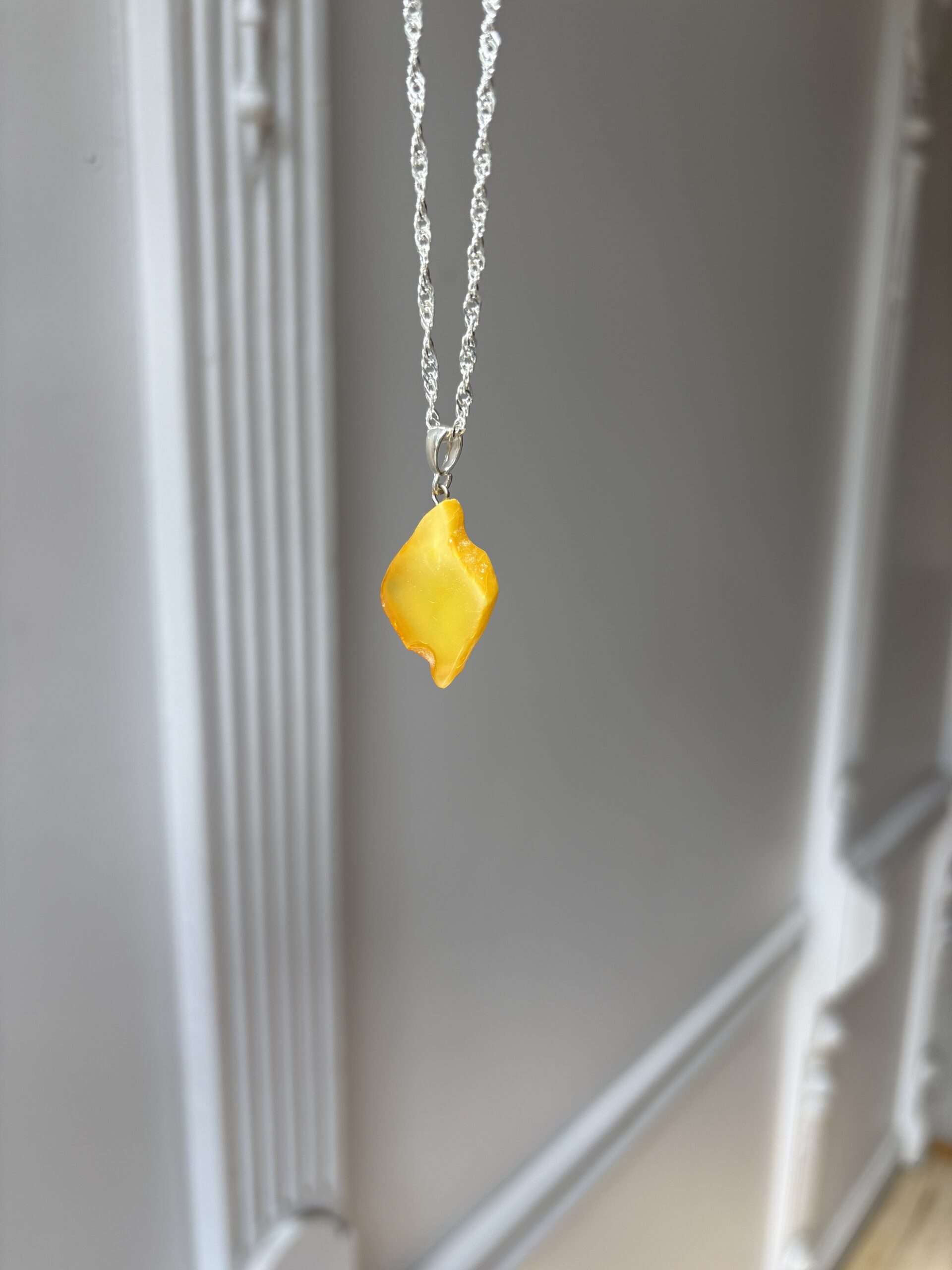 Wisiorek z naturalnym bursztynem