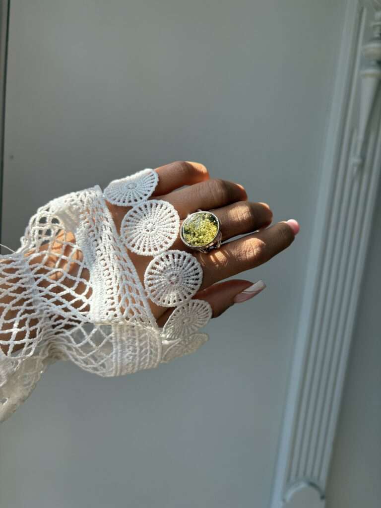 Bransoletka na sznurku z bursztynem