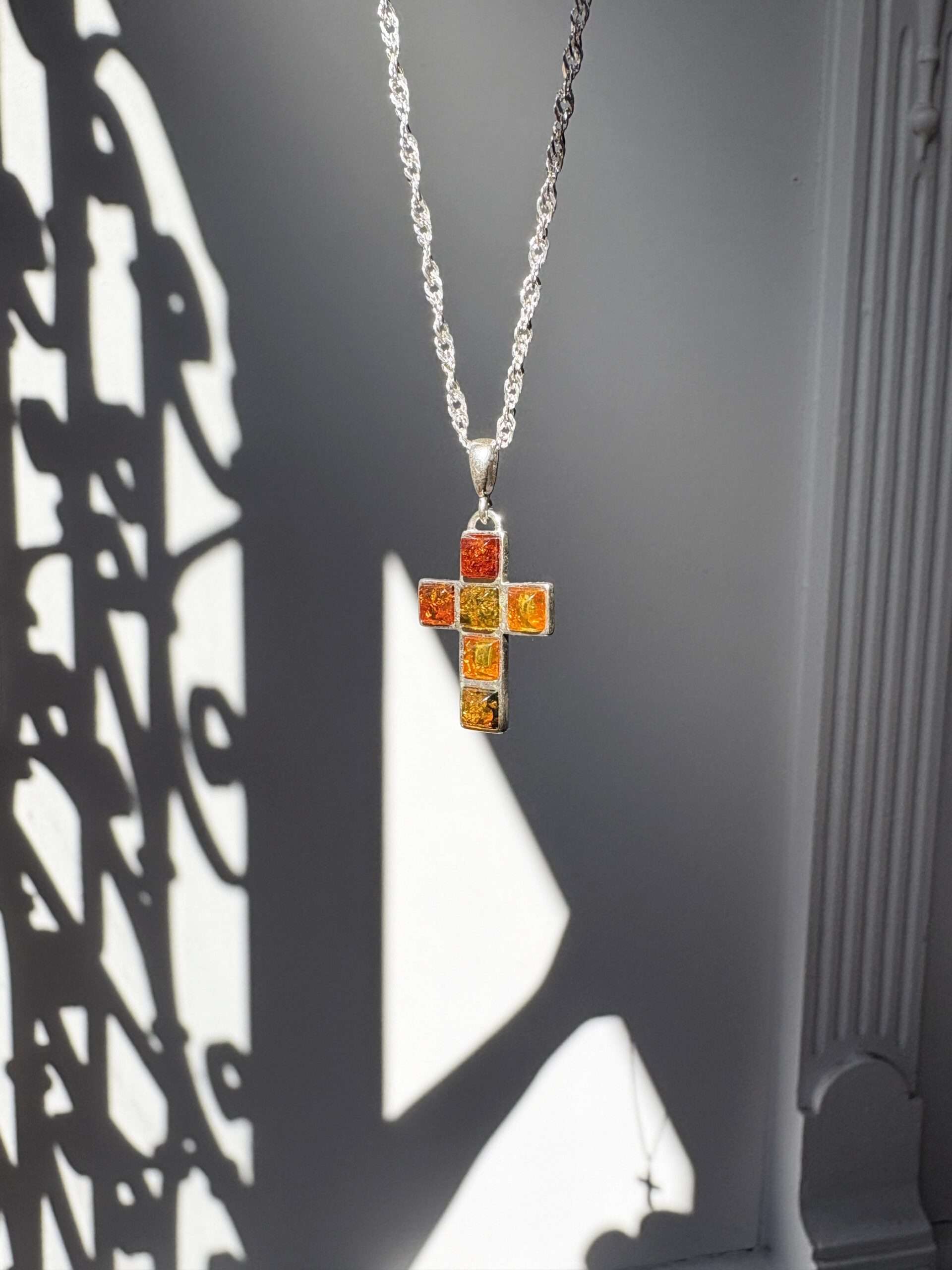 Wisiorek srebrny Krzyż z bursztynu kolorowy