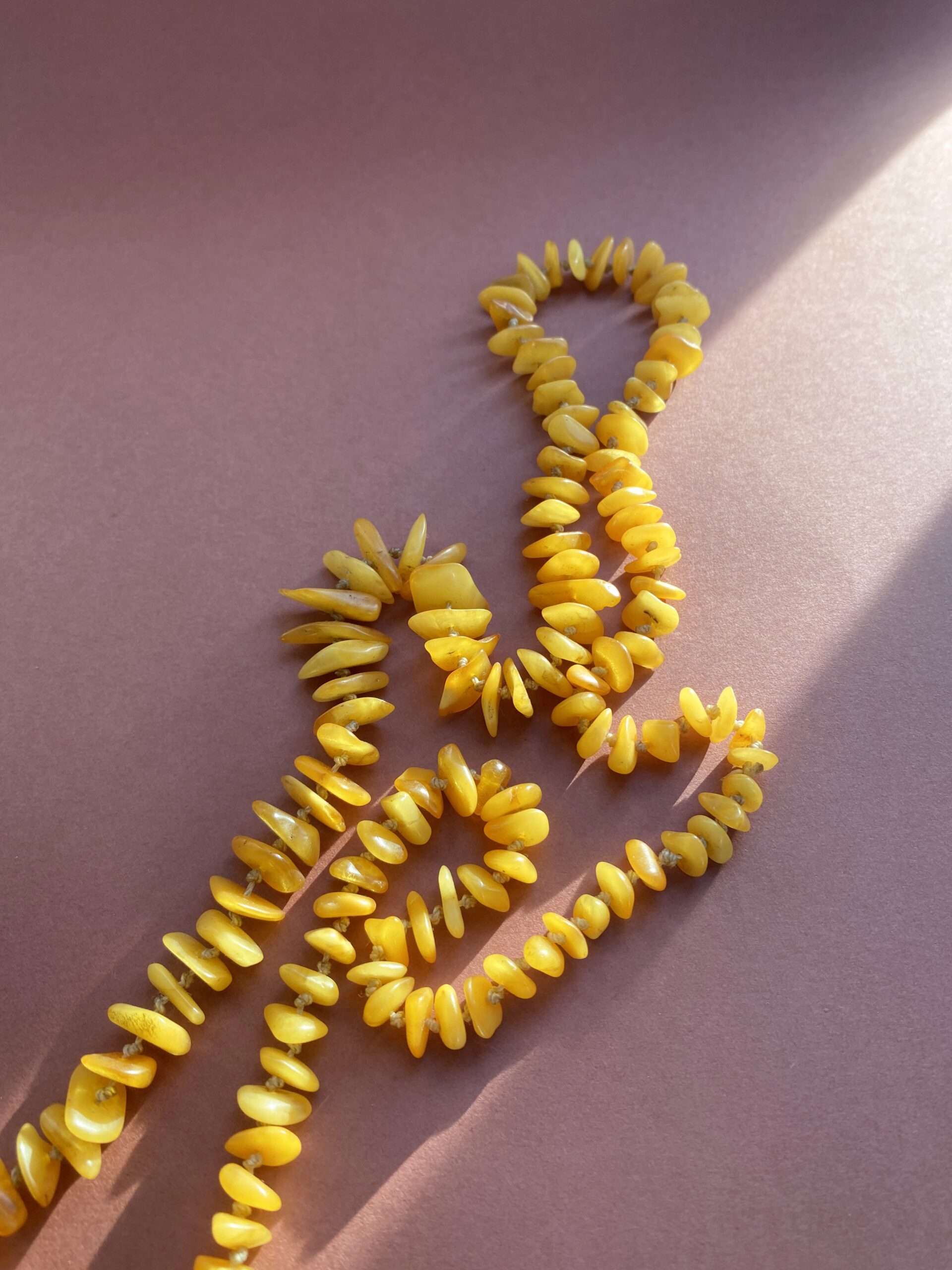 Wisiorek z naturalnym bursztynem