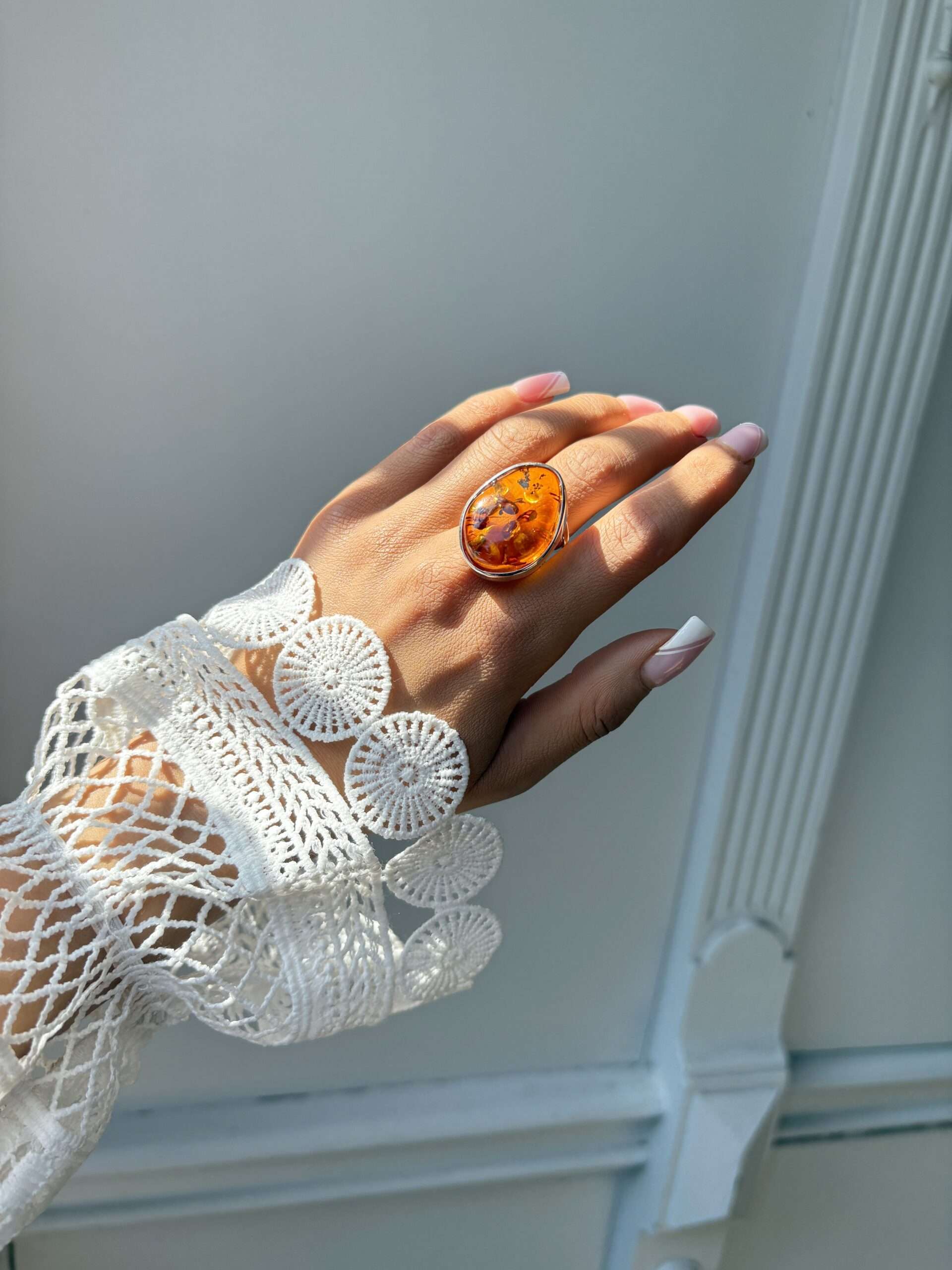 Pierścionek srebrny z bursztynem koniakowym