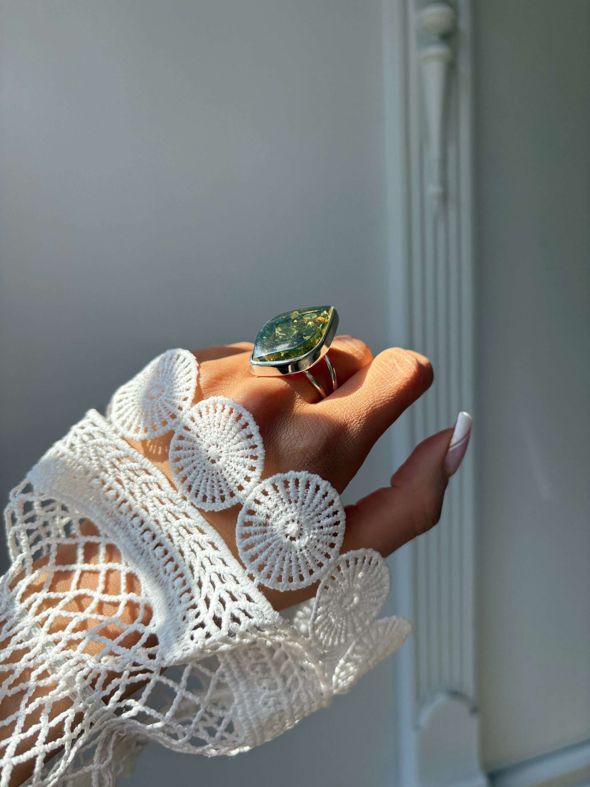 Pierścionek srebrny z bursztynem zielonym 1 Pierścionek srebrny z bursztynem zielonym