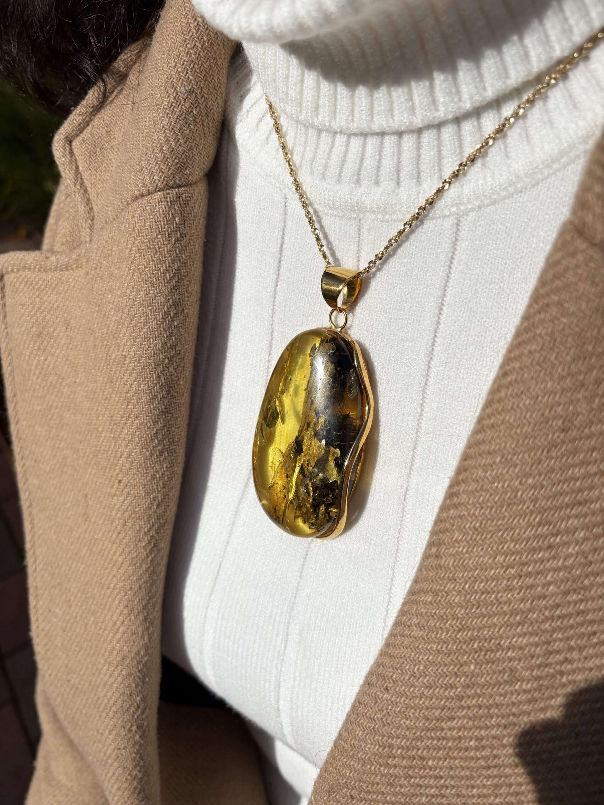 Wisior duży z bursztynem naturalnym