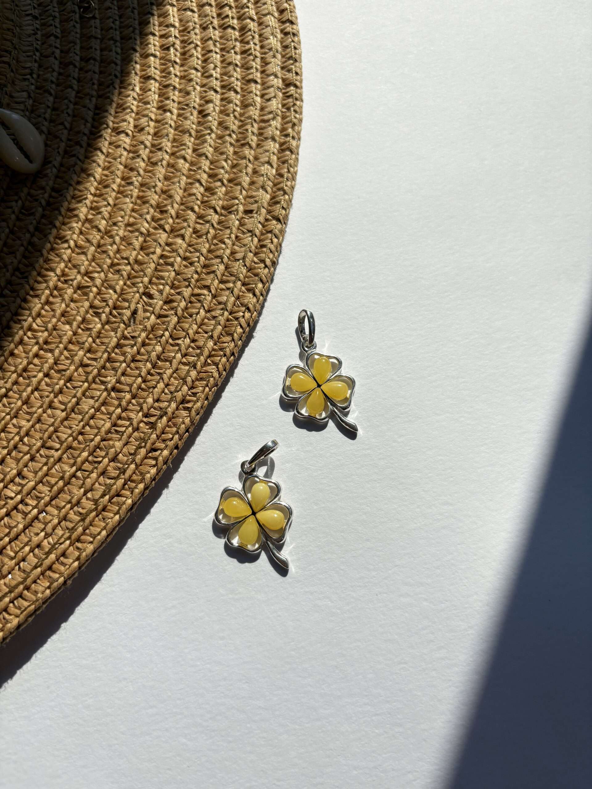 Wisiorek srebrny z bursztynem