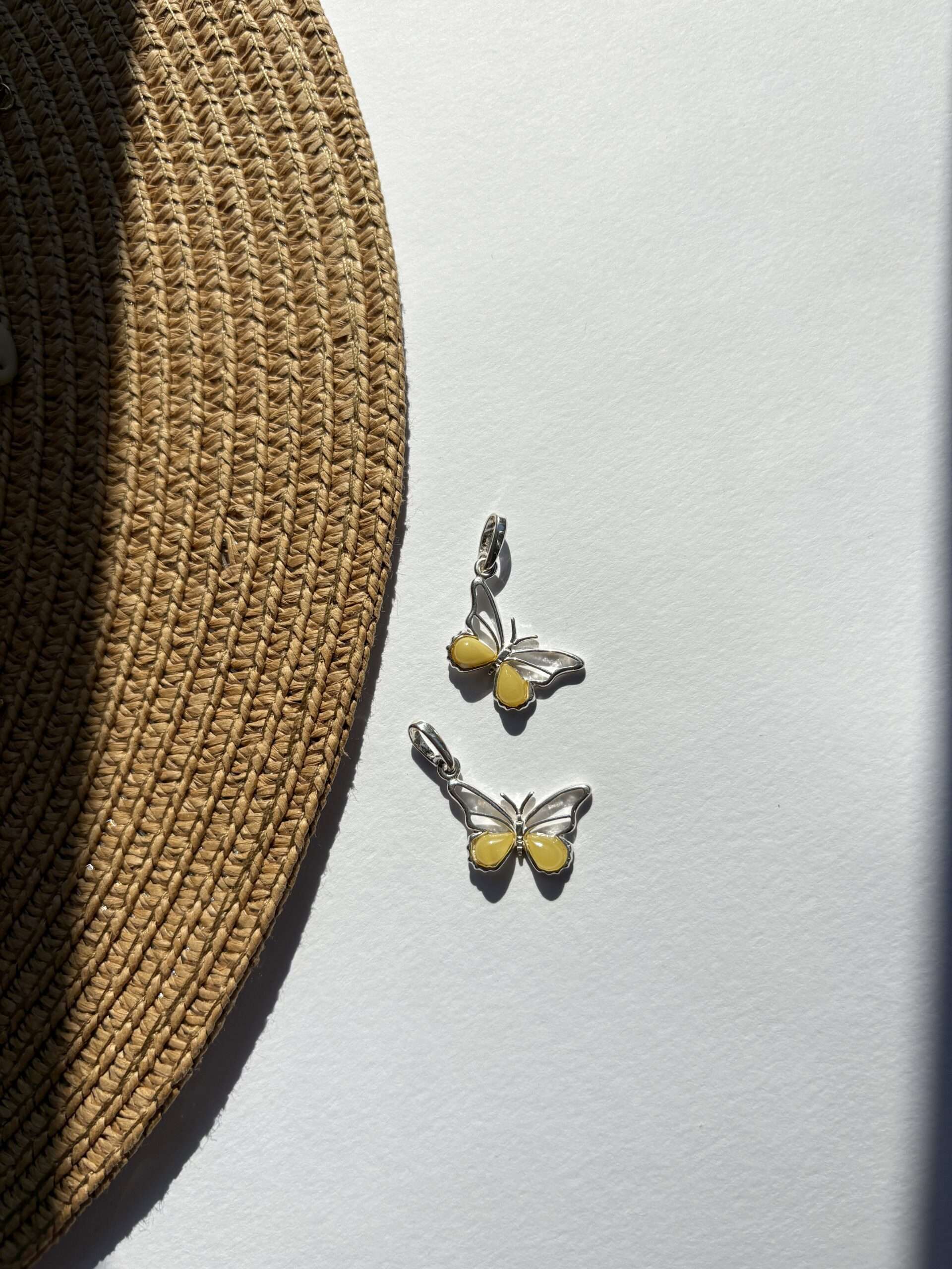 Wisiorek srebrny z bursztynem Motyl