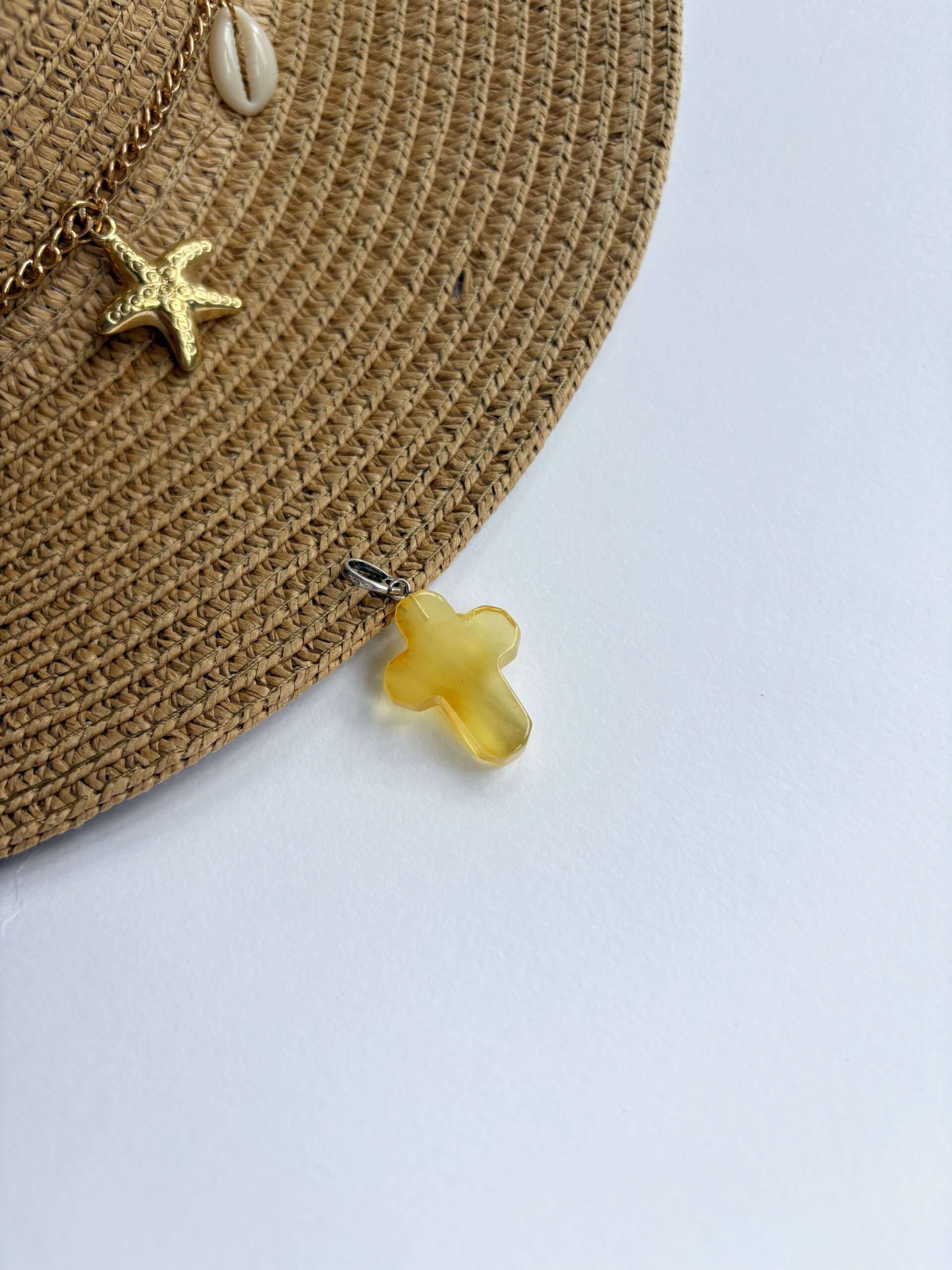 Wisiorek srebrny Krzyż z bursztynu