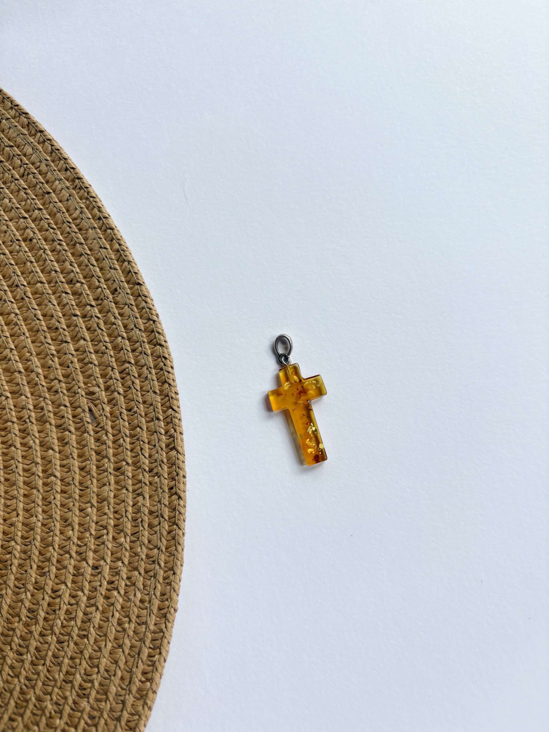 Wisiorek srebrny z bursztynem Kotek