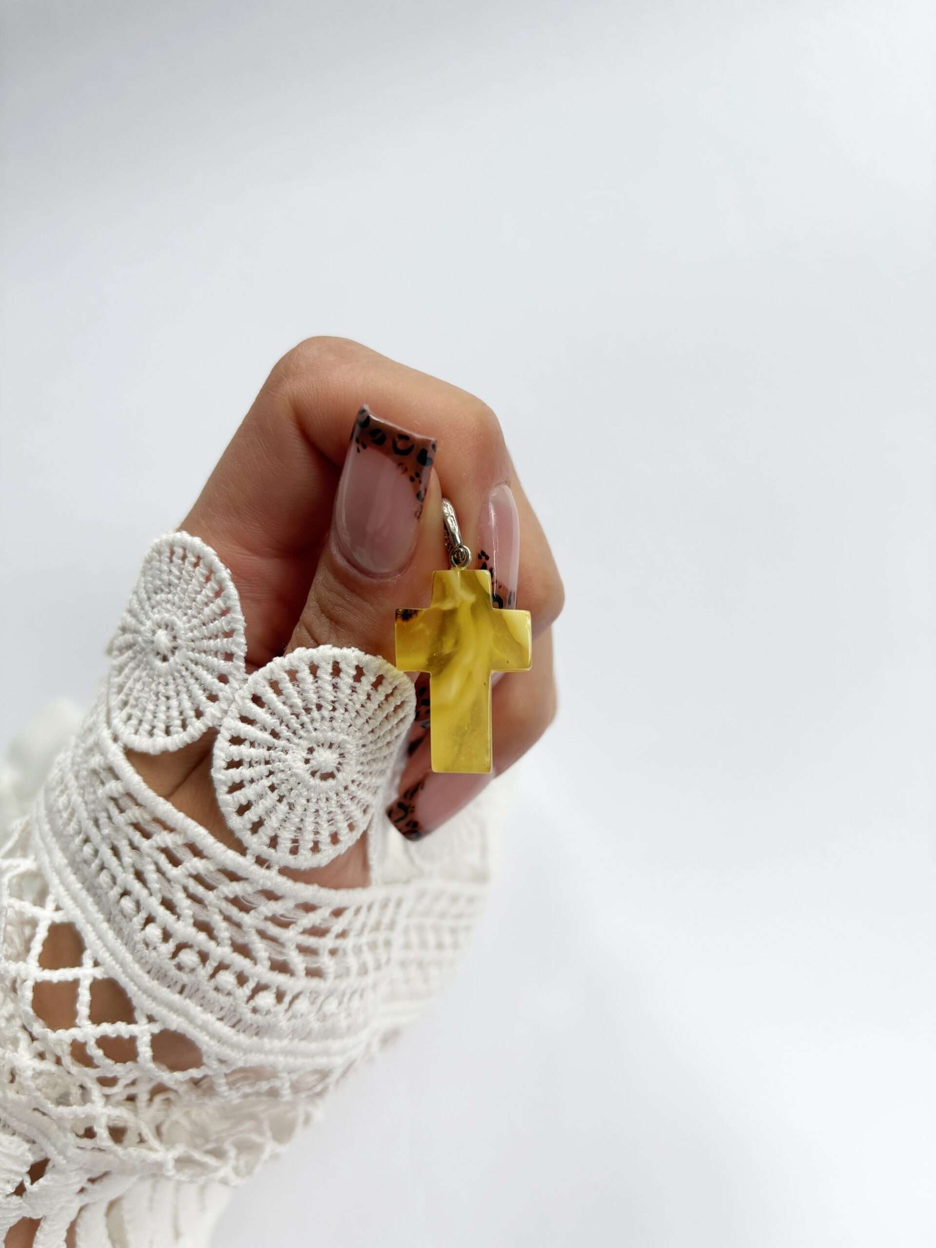 Wisiorek srebrny Krzyż z bursztynu