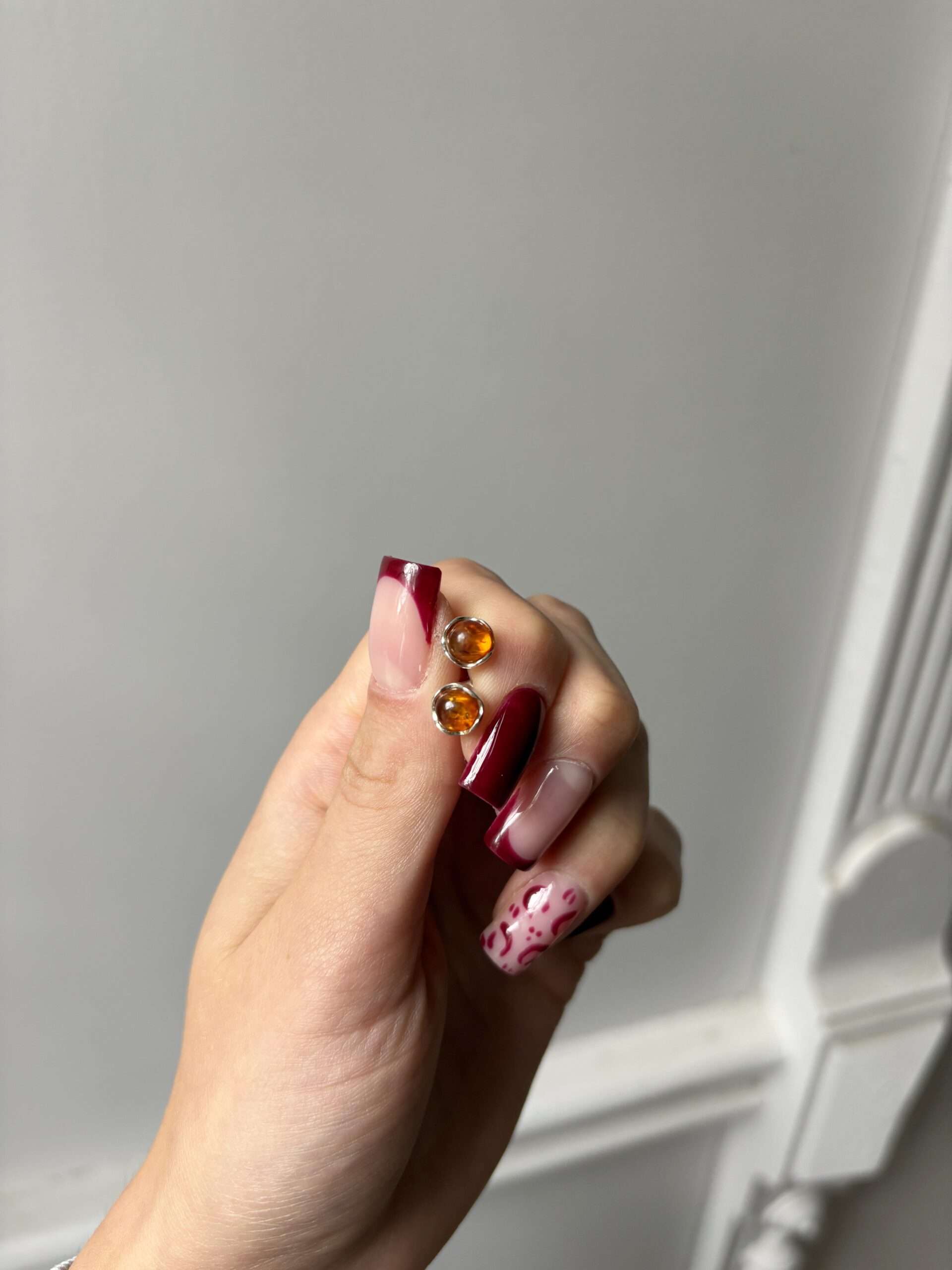 Kolczyki srebrne z bursztynem koniakowym 1 Kolczyki srebrne z bursztynem koniakowym