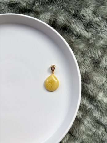 Wisiorek srebrny pozłacany z bursztynem mlecznym Królewski