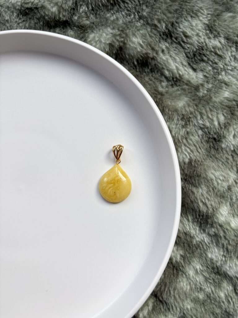 Bransoletka na sznurku z bursztynem