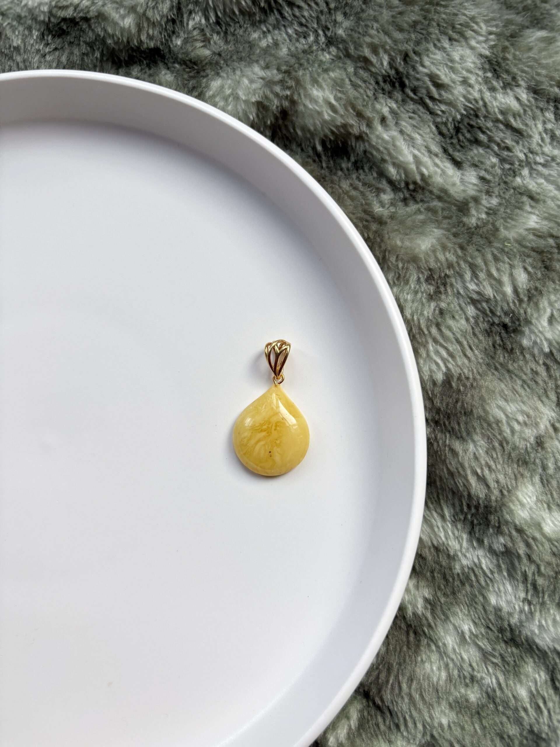 Wisiorek srebrny pozłacany z bursztynem mlecznym Królewski 3 Wisiorek srebrny pozłacany z bursztynem mlecznym Królewski