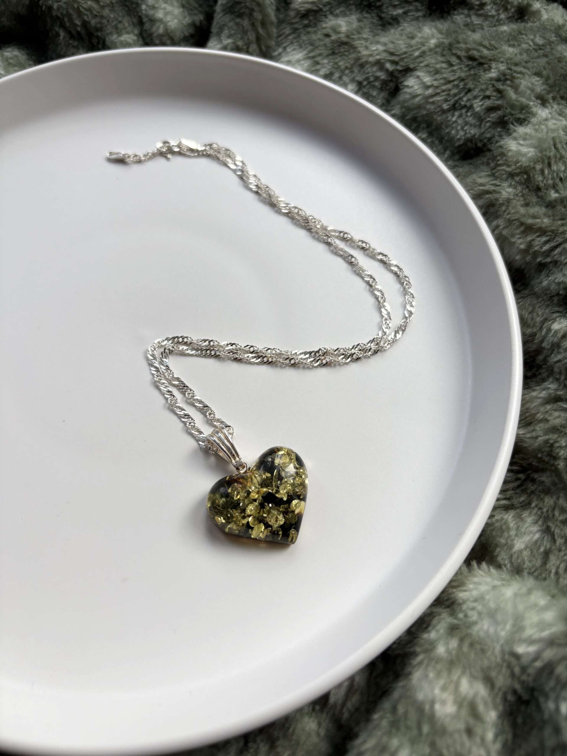 Naszyjnik srebrny z bursztynem zielonym Serce 2 Kolczyki srebrne z bursztynem koniakowym