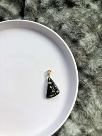 Wisiorek srebrny pozłacany z bursztynem zielonym