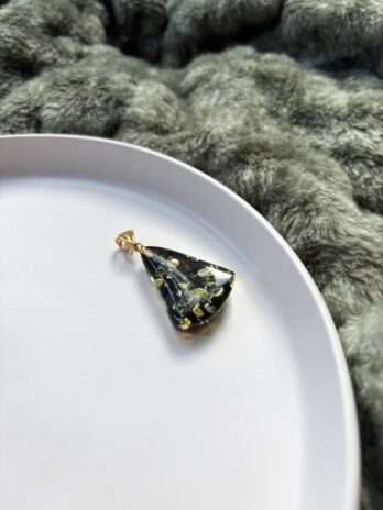 Wisiorek srebrny pozłacany z bursztynem zielonym