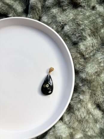 Wisiorek srebrny pozłacany z bursztynem zielonym