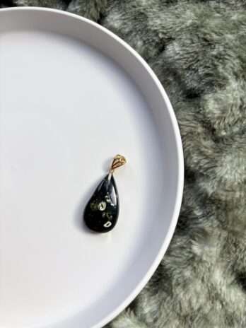 Wisiorek srebrny pozłacany z bursztynem zielonym