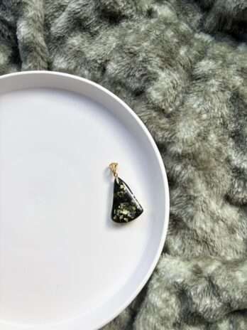 Wisiorek srebrny pozłacany z bursztynem zielonym