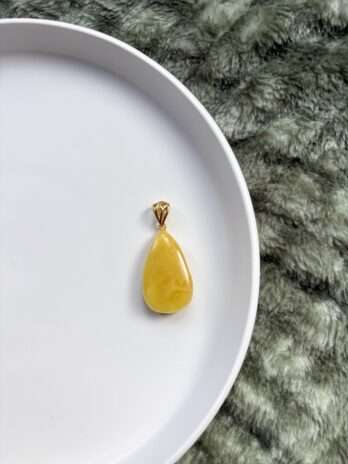 Wisiorek srebrny pozłacany z bursztynem mlecznym