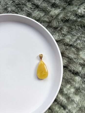 Wisiorek srebrny pozłacany z bursztynem mlecznym