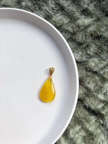 Wisiorek srebrny pozłacany z bursztynem mlecznym