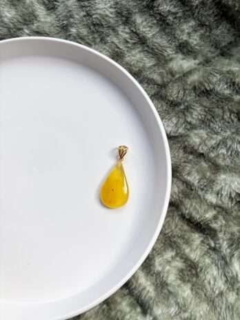 Wisiorek srebrny pozłacany z bursztynem mlecznym