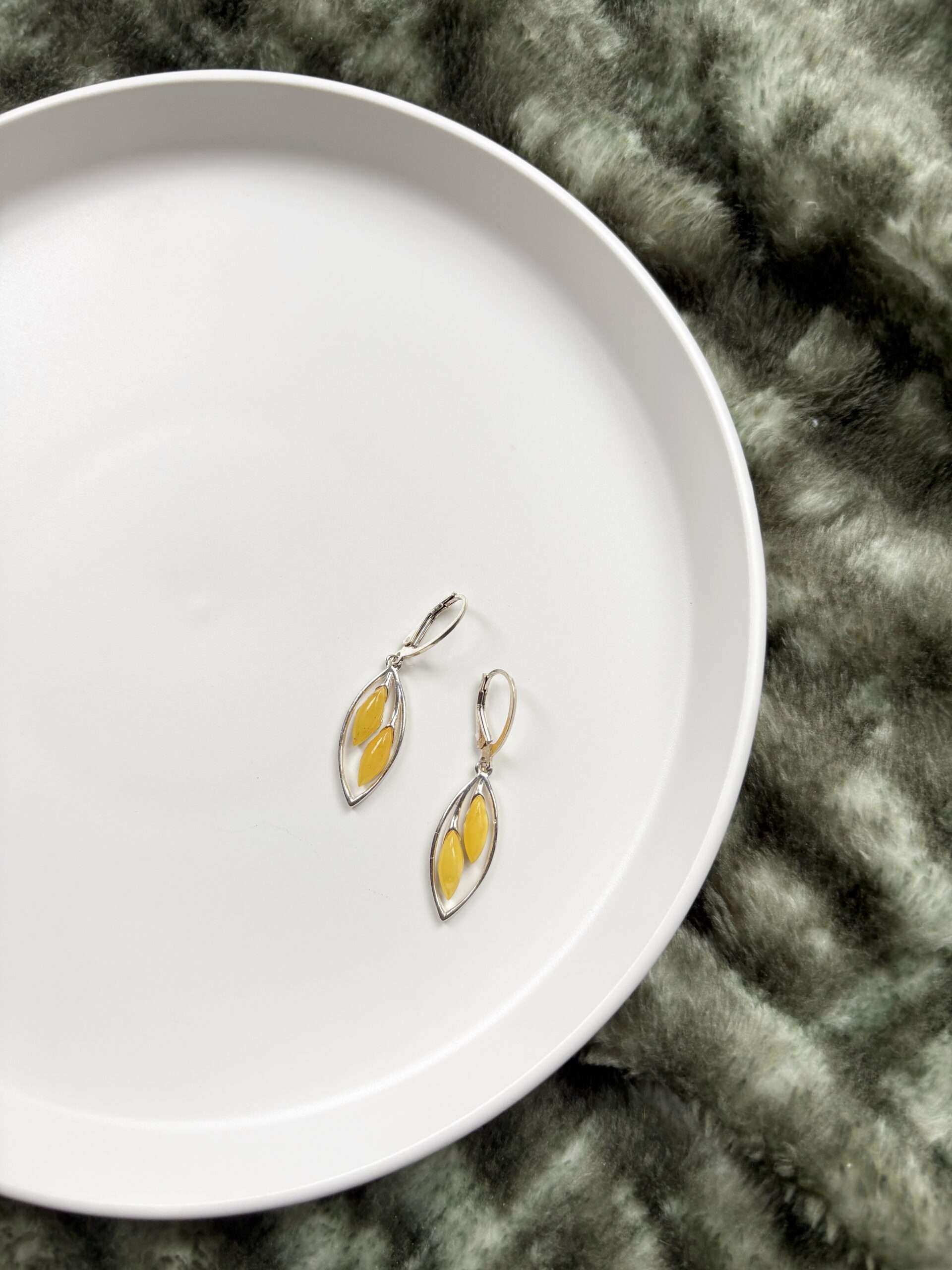 Kolczyki srebrne wiszące z bursztynem