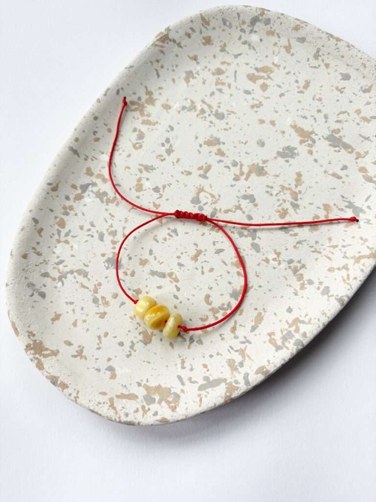 Bransoletka na sznurku z bursztynem