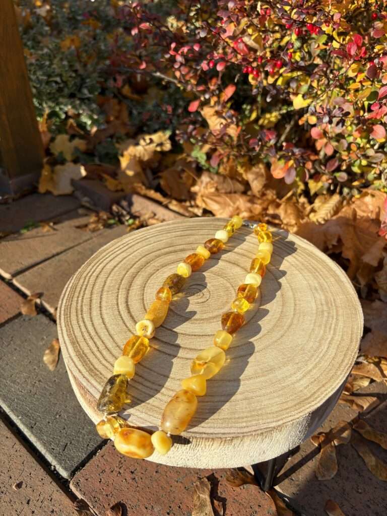 Bransoletka na sznurku z bursztynem