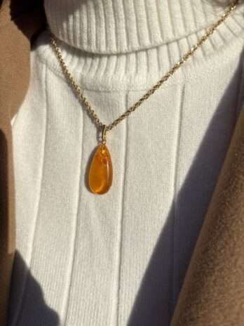 Wisiorek srebrny pozłacany z naturalnym bursztynem miodowym