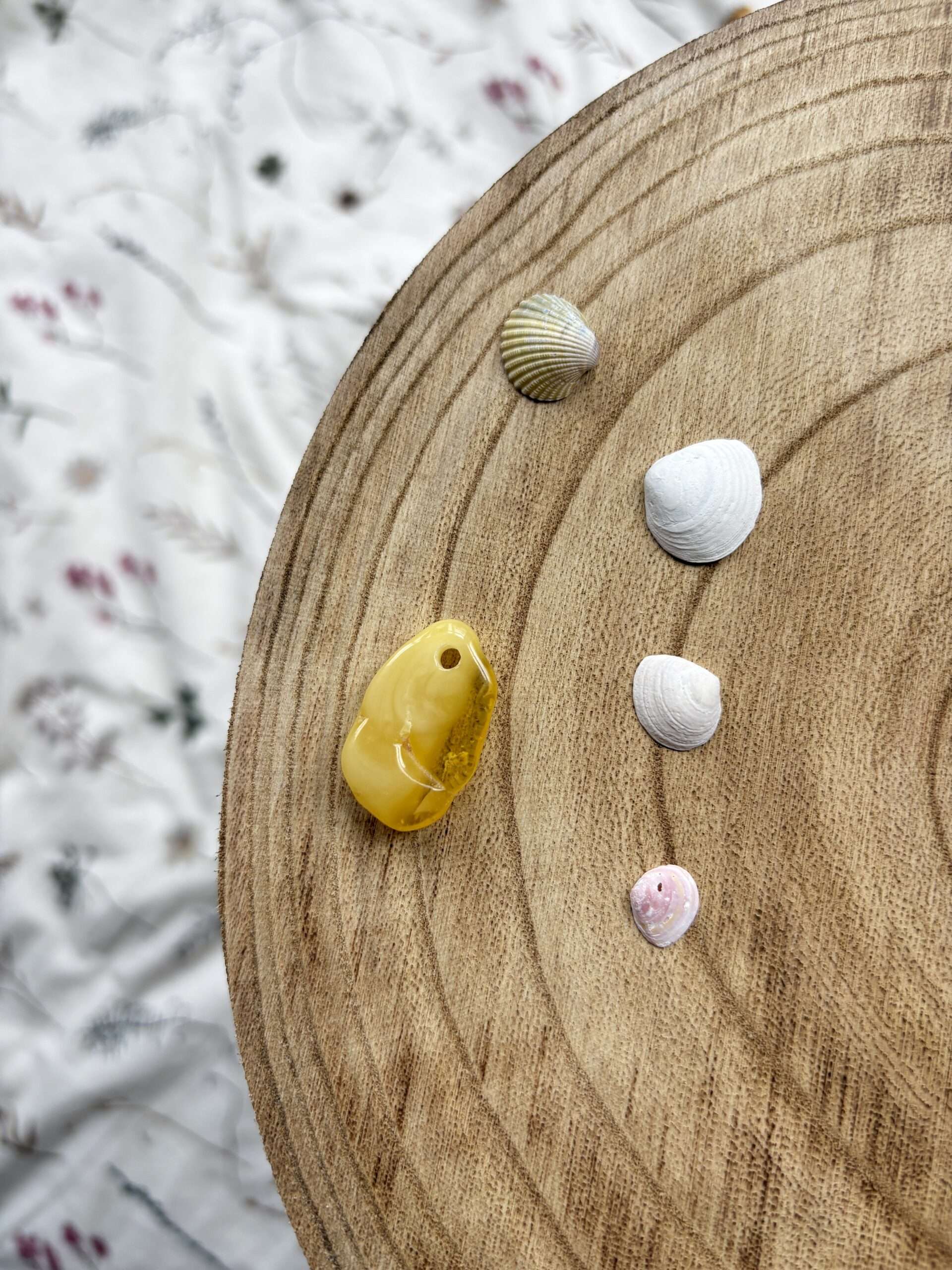 Wisiorek z bursztynu naturalnego biało-cytrynowego Baltic Sun 2 Wisiorek Krzyż z Bursztynu Srebrna Zawieszka 925 Pozłacana