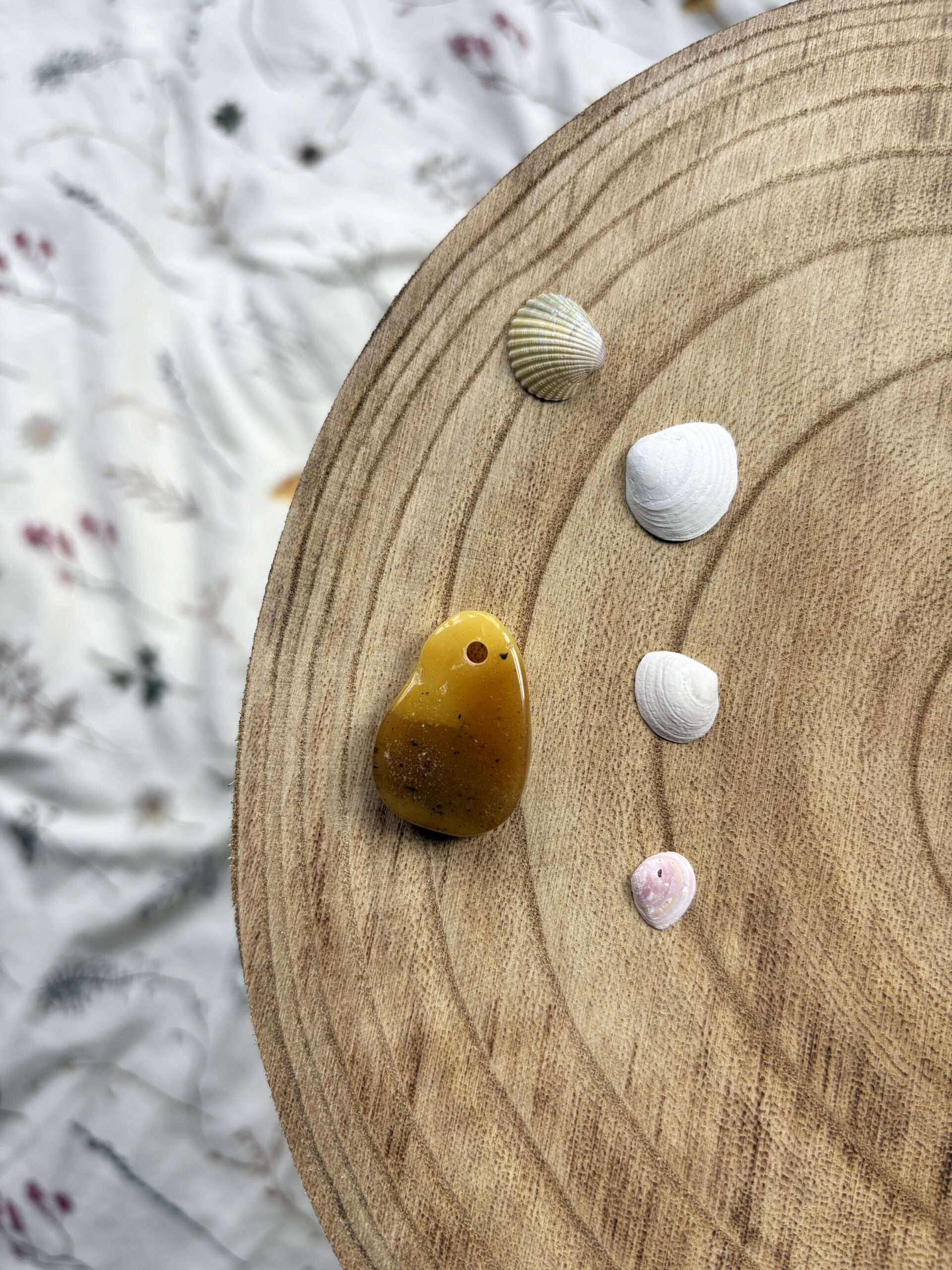 Wisiorek z bursztynu naturalnego