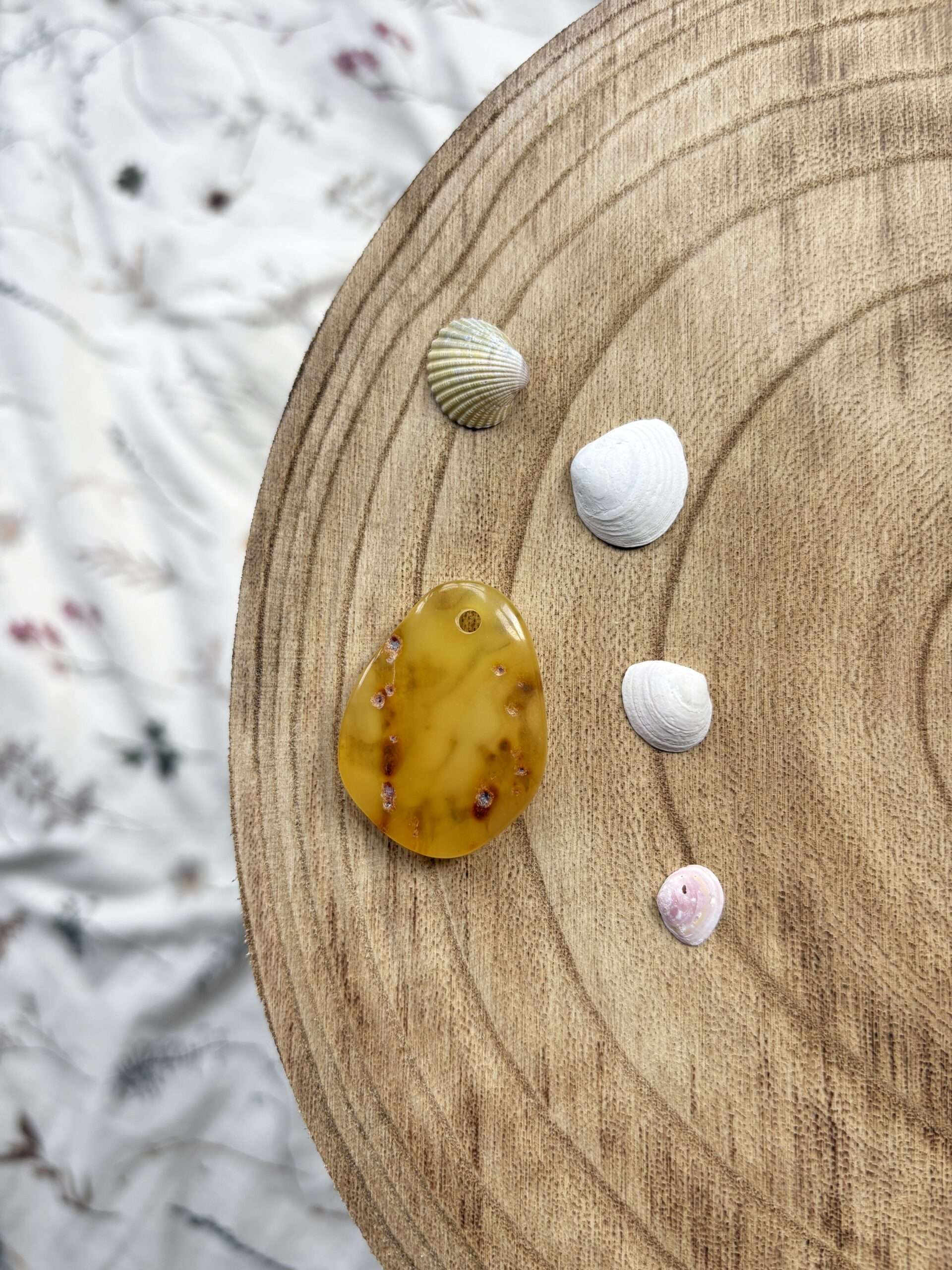 Wisiorek z bursztynu naturalnego