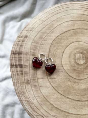 Kolczyki srebrne z bursztynem wiśniowym Serca