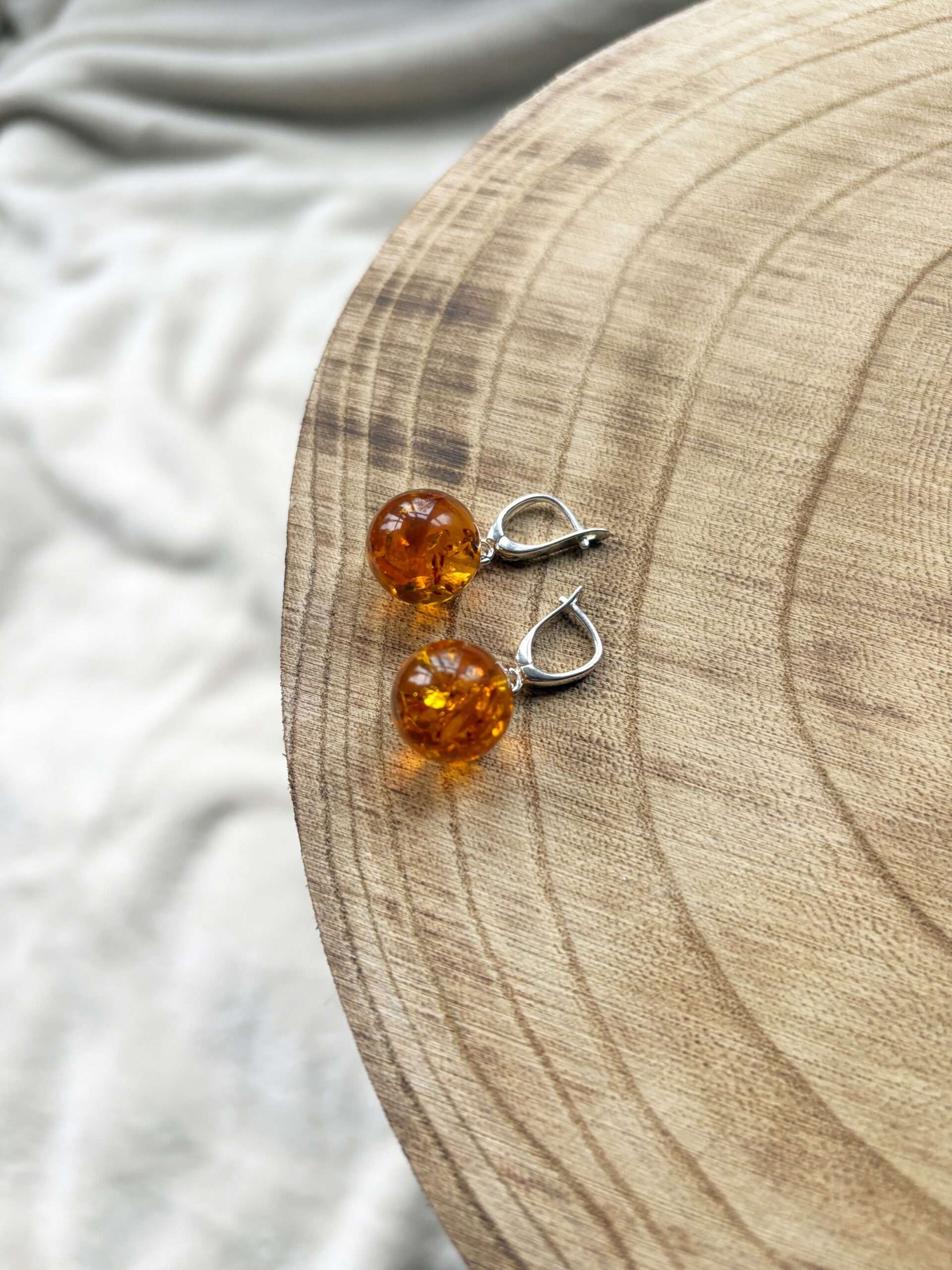 Wisiorek z bursztynu naturalnego