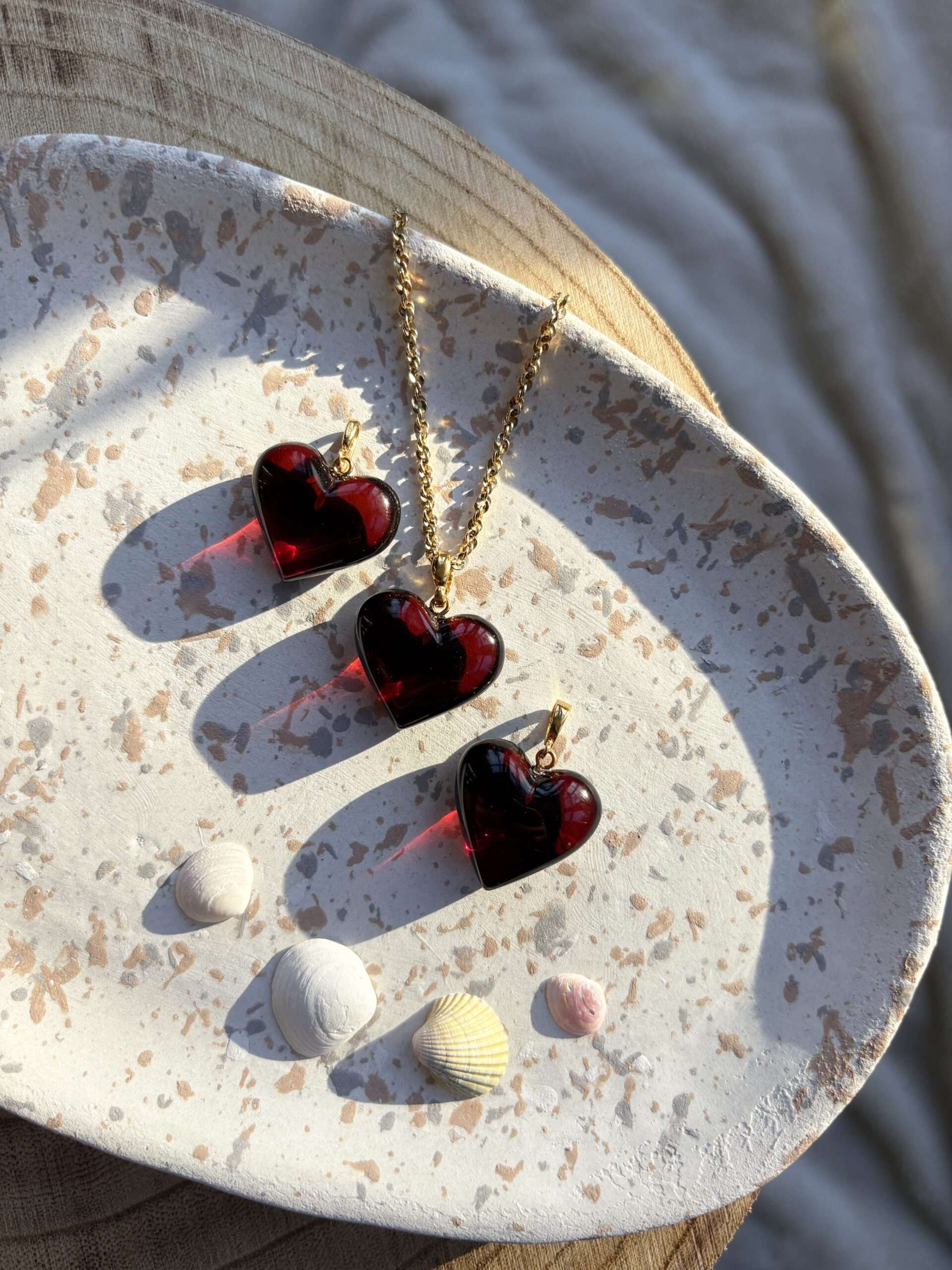 Wisiorek z bursztynem wiśniowym