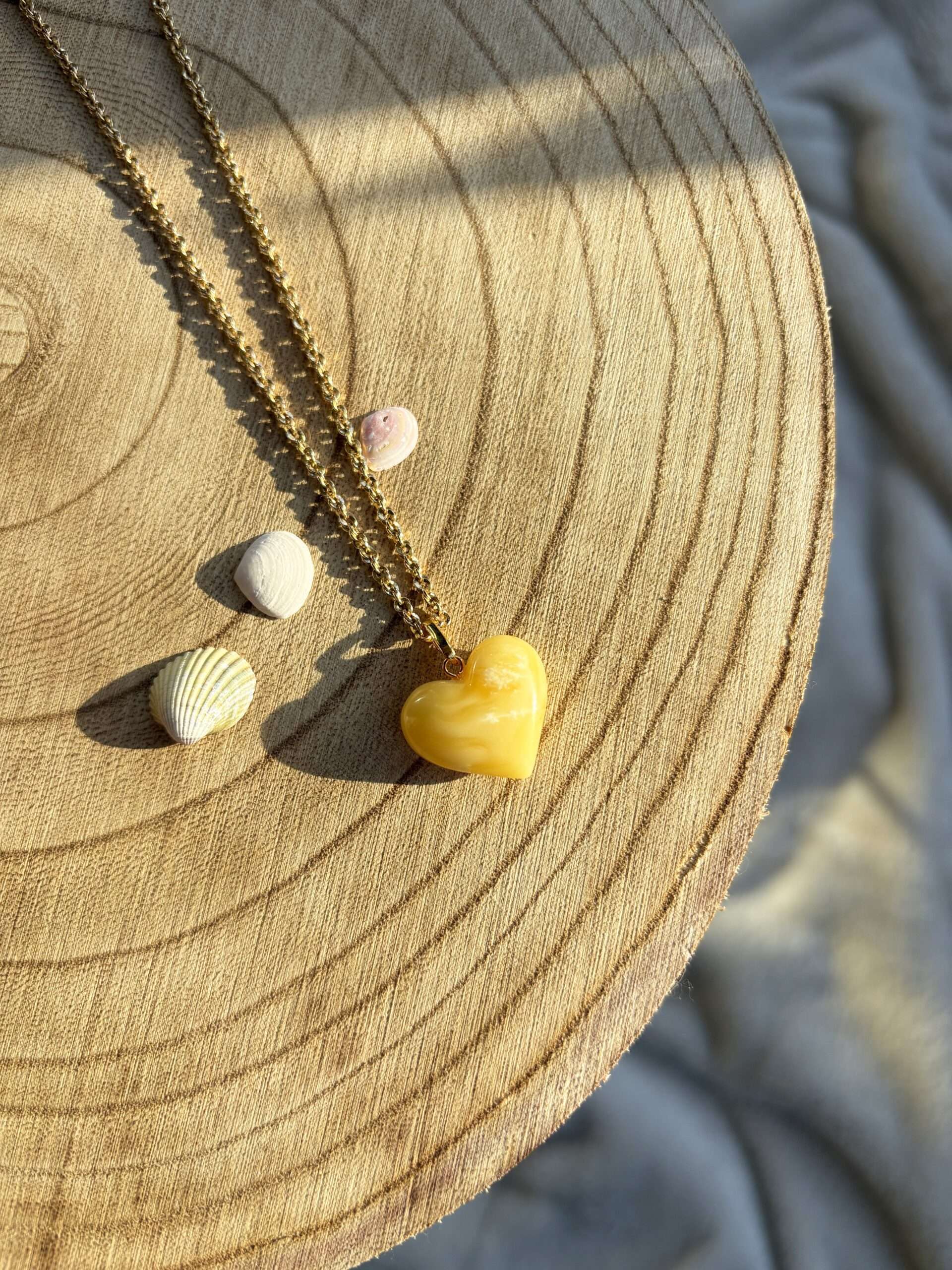 Wisiorek z bursztynem wiśniowym