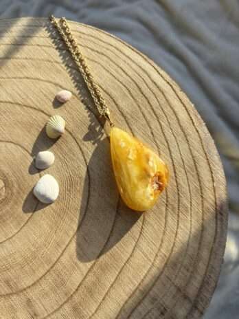 Wisior z bursztynem mleczno-białym Rare