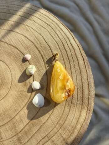 Wisior z bursztynem mleczno-białym Rare