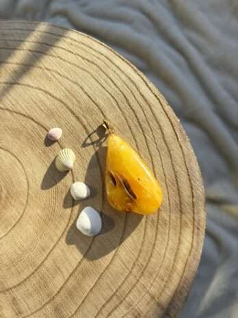 Wisior z bursztynem mleczno-białym Rare