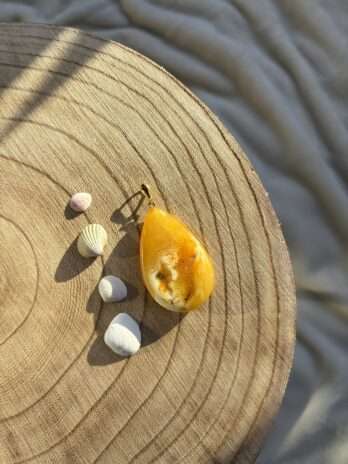 Wisior z bursztynem mleczno-białym Rare