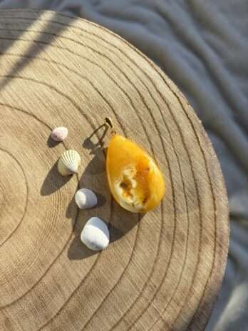 Wisior z bursztynem mleczno-białym Rare